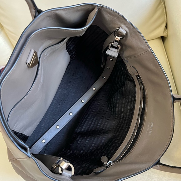 Prada grey leather tote bag with pouch and strap with certificate of authenticit - Picture 11 of 13